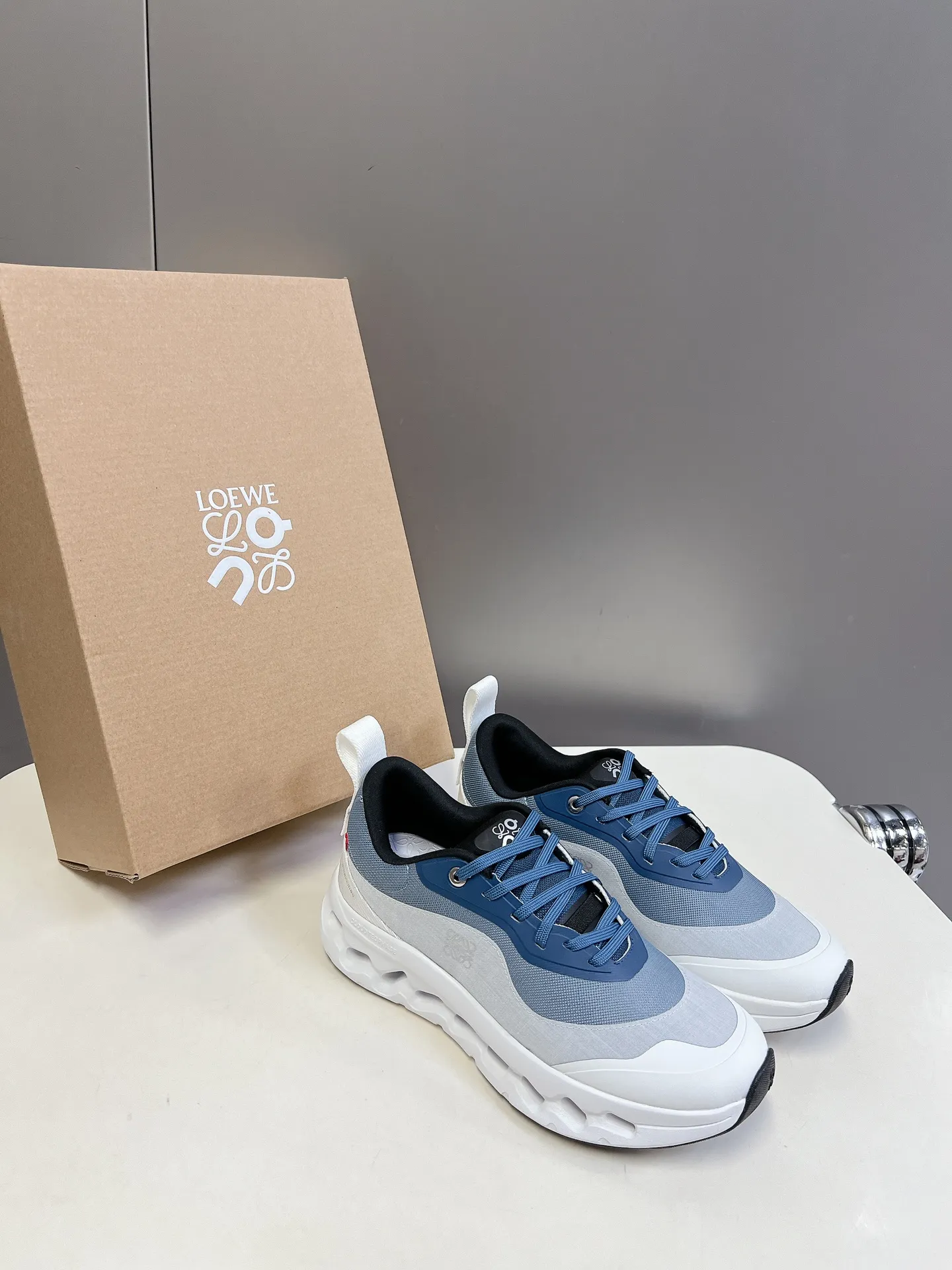 👟👟Ex-factory price 640👟👟 Loewe x on cioudtilt2.0 running shoes‼ ️Couple model Loewe Made from recycled polyester and mesh, it features an exclusive rubber sole with Loewe's classic logo printed on the side and full-coverage seam details. This cooperation combines ON's professional technology with Loewe's exquisite craftsmanship, and uses it in the production and design, specially designed for urban life and outdoor sports. Code number: 35-40, male 39-44